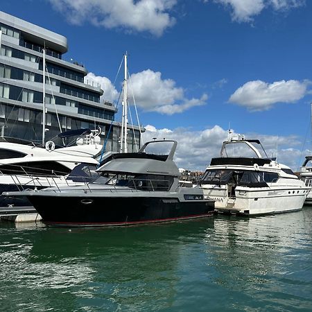 Yacht "X" - 44 Foot Modern Yacht On 5 Star Ocean Village Marina - Minutes Away From City Centre And Cruise Terminals, Free Parking ,Spa Package Available! Southampton Luaran gambar