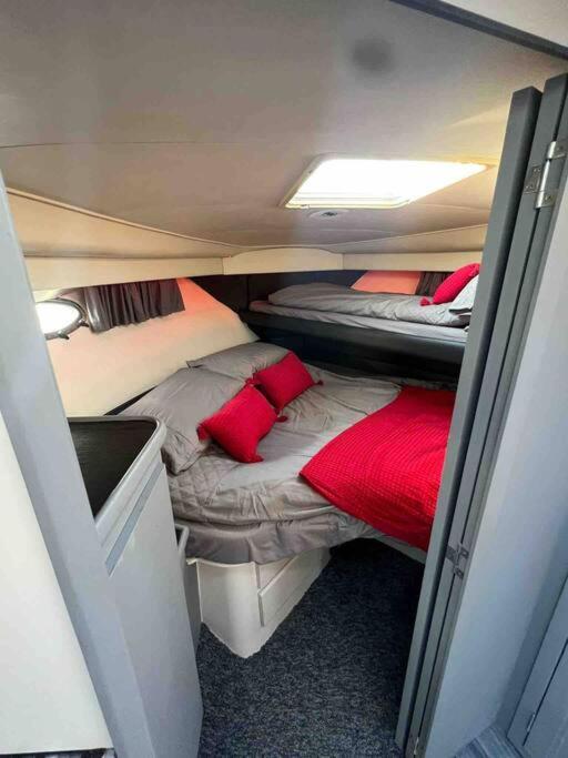 Yacht "X" - 44 Foot Modern Yacht On 5 Star Ocean Village Marina - Minutes Away From City Centre And Cruise Terminals, Free Parking ,Spa Package Available! Southampton Luaran gambar