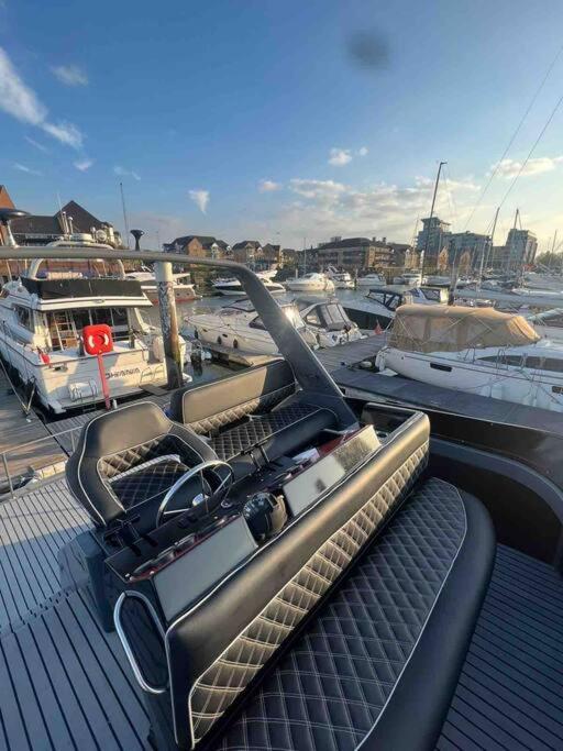 Yacht "X" - 44 Foot Modern Yacht On 5 Star Ocean Village Marina - Minutes Away From City Centre And Cruise Terminals, Free Parking ,Spa Package Available! Southampton Luaran gambar
