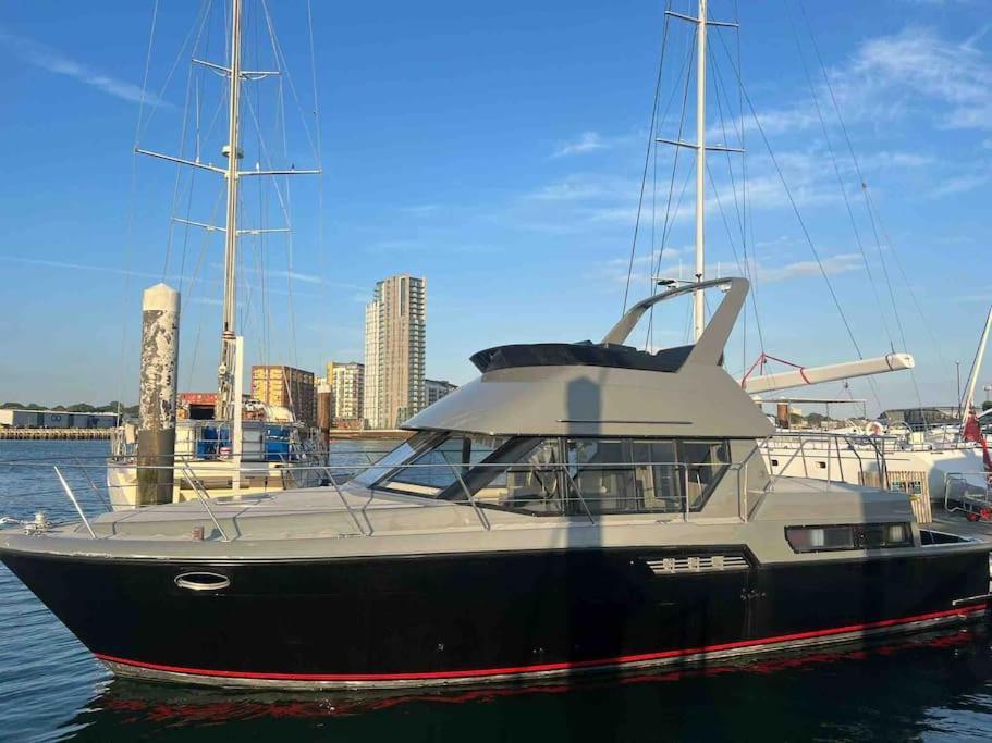 Yacht "X" - 44 Foot Modern Yacht On 5 Star Ocean Village Marina - Minutes Away From City Centre And Cruise Terminals, Free Parking ,Spa Package Available! Southampton Luaran gambar