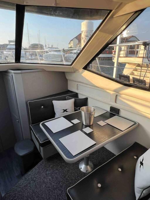 Yacht "X" - 44 Foot Modern Yacht On 5 Star Ocean Village Marina - Minutes Away From City Centre And Cruise Terminals, Free Parking ,Spa Package Available! Southampton Luaran gambar