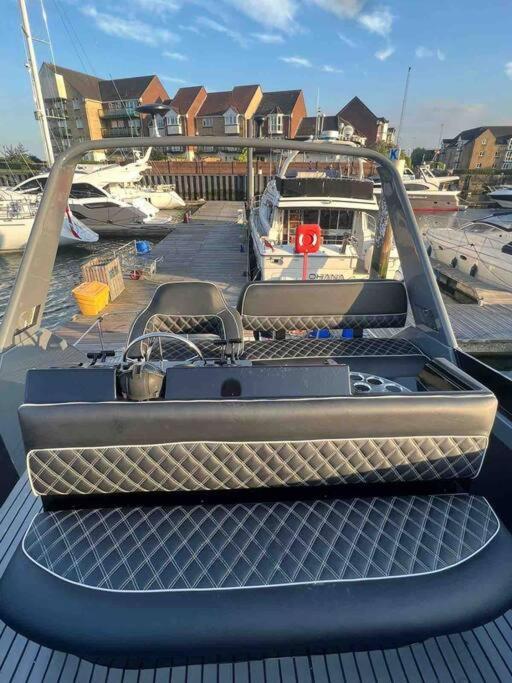 Yacht "X" - 44 Foot Modern Yacht On 5 Star Ocean Village Marina - Minutes Away From City Centre And Cruise Terminals, Free Parking ,Spa Package Available! Southampton Luaran gambar