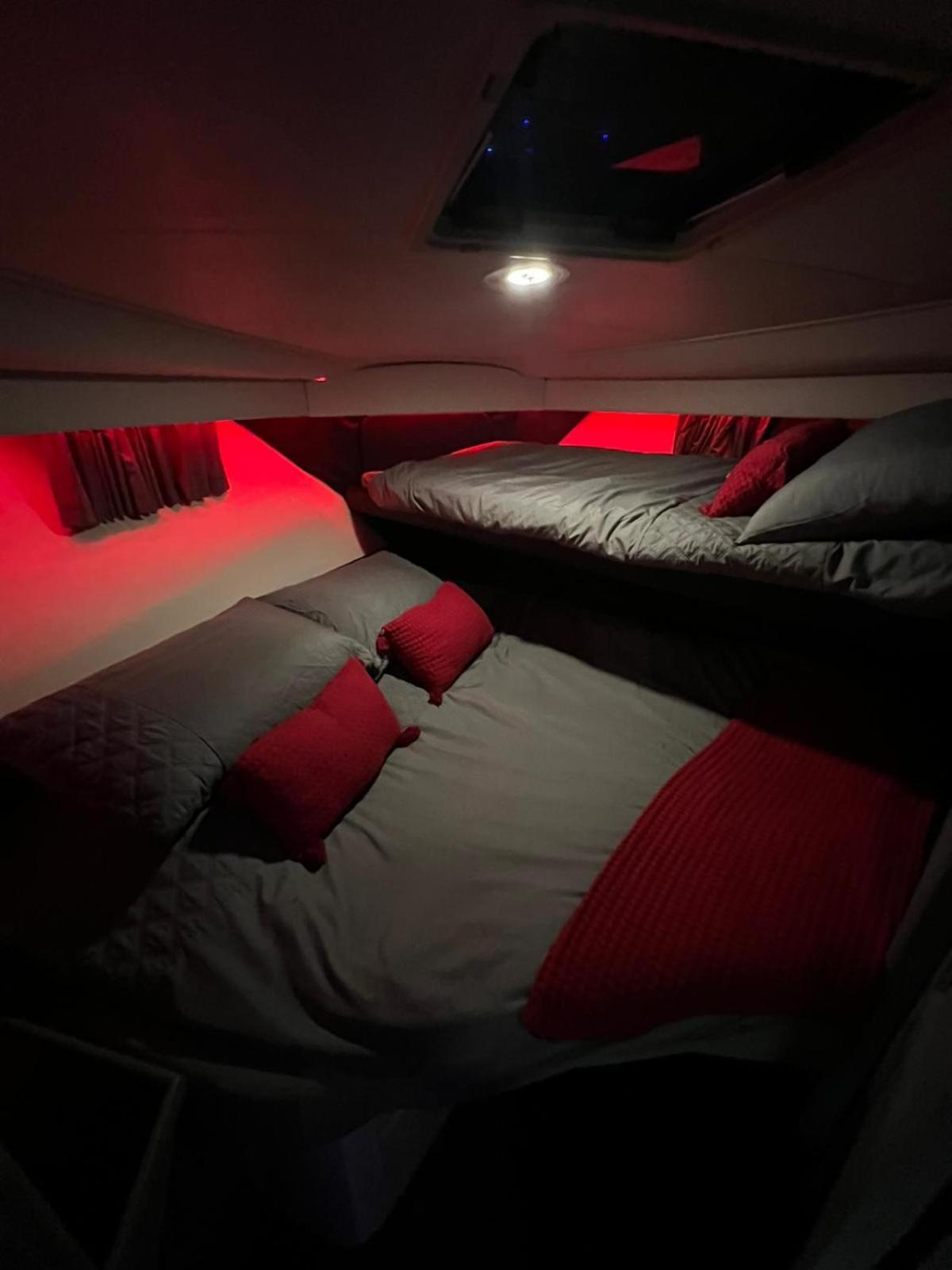 Yacht "X" - 44 Foot Modern Yacht On 5 Star Ocean Village Marina - Minutes Away From City Centre And Cruise Terminals, Free Parking ,Spa Package Available! Southampton Luaran gambar