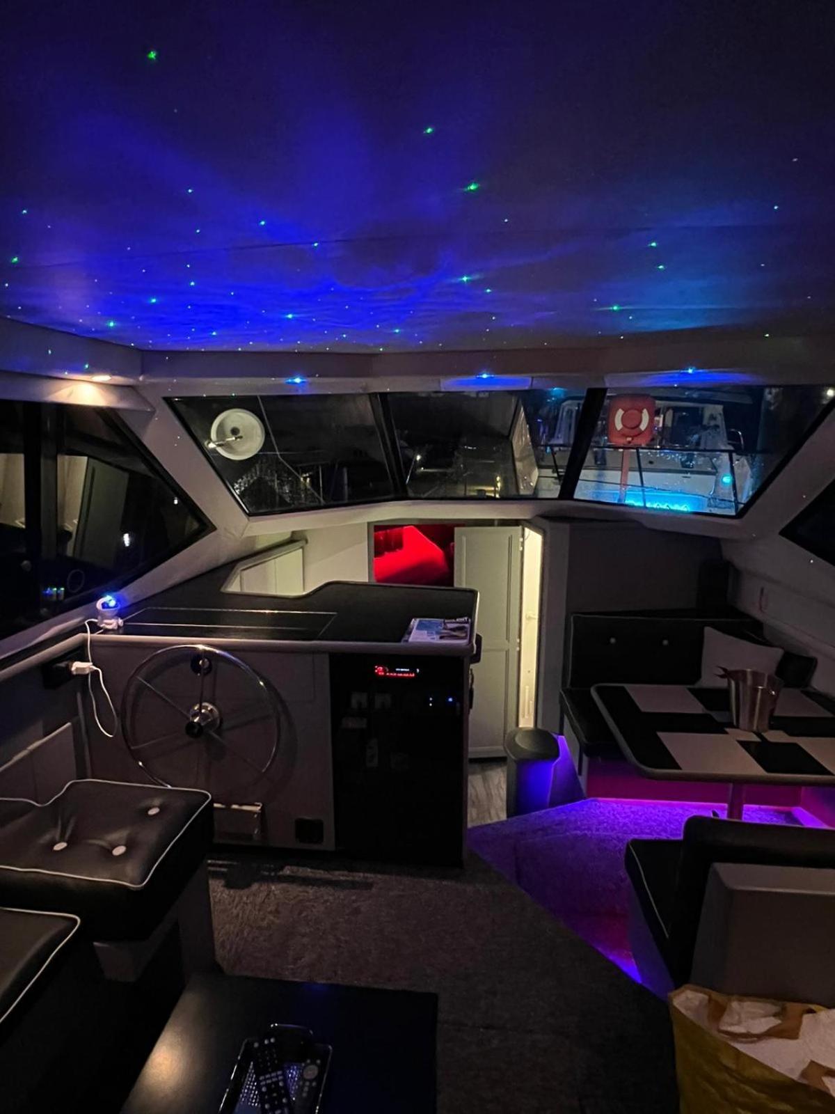 Yacht "X" - 44 Foot Modern Yacht On 5 Star Ocean Village Marina - Minutes Away From City Centre And Cruise Terminals, Free Parking ,Spa Package Available! Southampton Luaran gambar