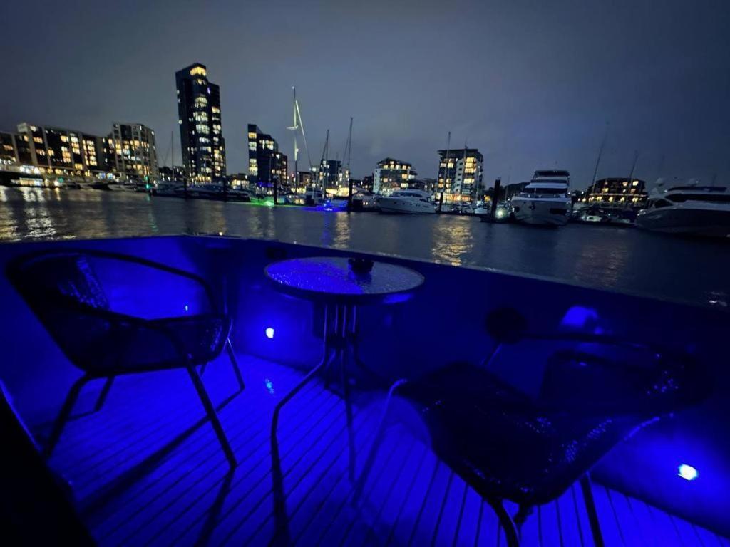 Yacht "X" - 44 Foot Modern Yacht On 5 Star Ocean Village Marina - Minutes Away From City Centre And Cruise Terminals, Free Parking ,Spa Package Available! Southampton Luaran gambar