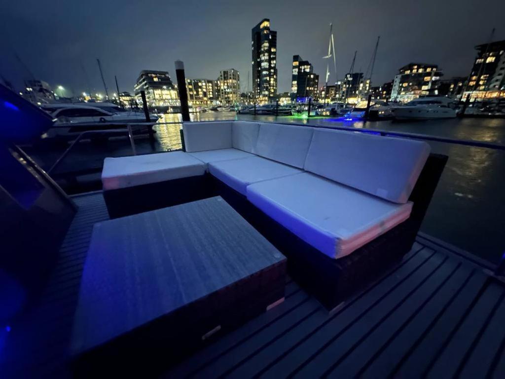 Yacht "X" - 44 Foot Modern Yacht On 5 Star Ocean Village Marina - Minutes Away From City Centre And Cruise Terminals, Free Parking ,Spa Package Available! Southampton Luaran gambar
