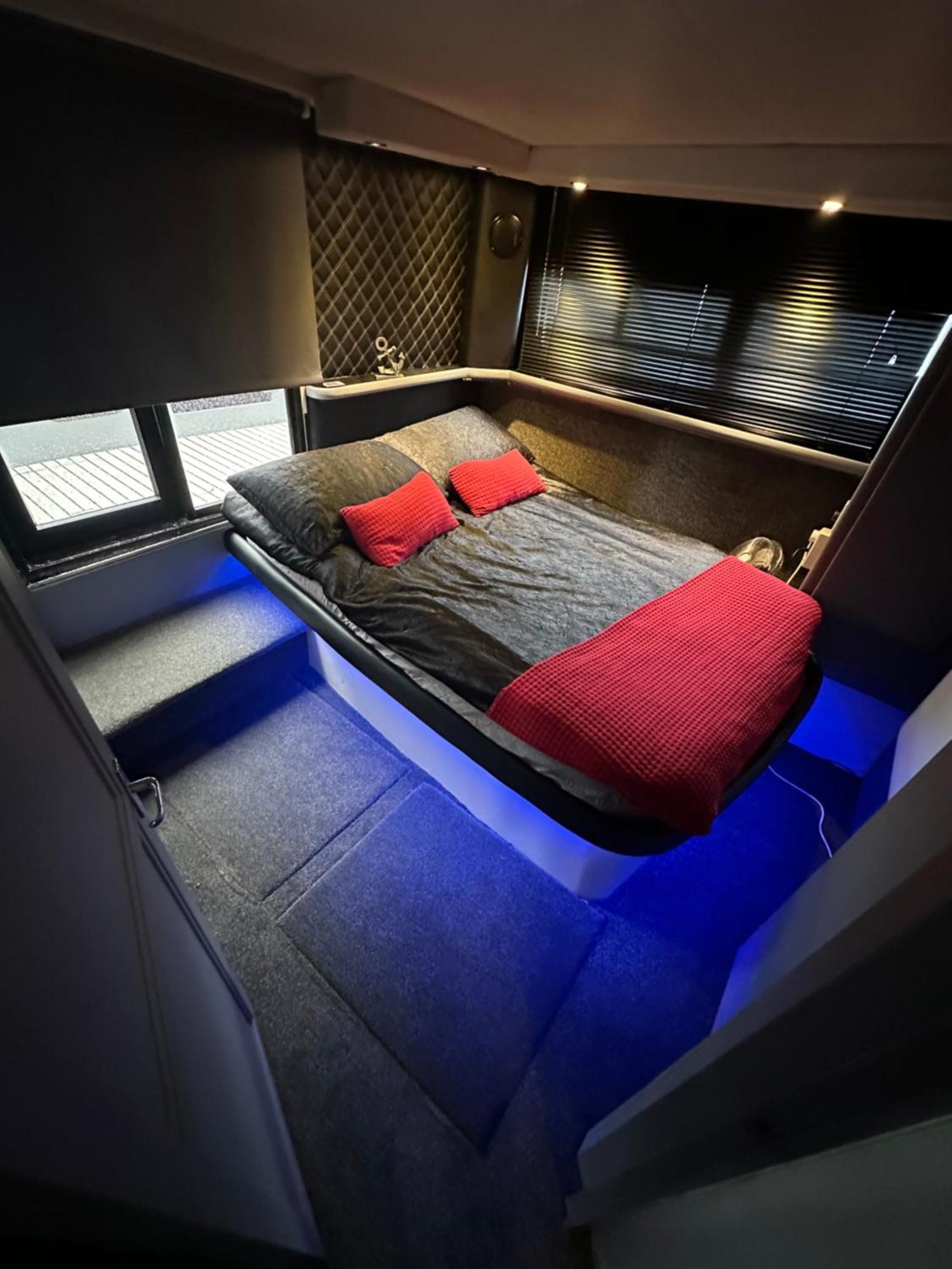Yacht "X" - 44 Foot Modern Yacht On 5 Star Ocean Village Marina - Minutes Away From City Centre And Cruise Terminals, Free Parking ,Spa Package Available! Southampton Luaran gambar