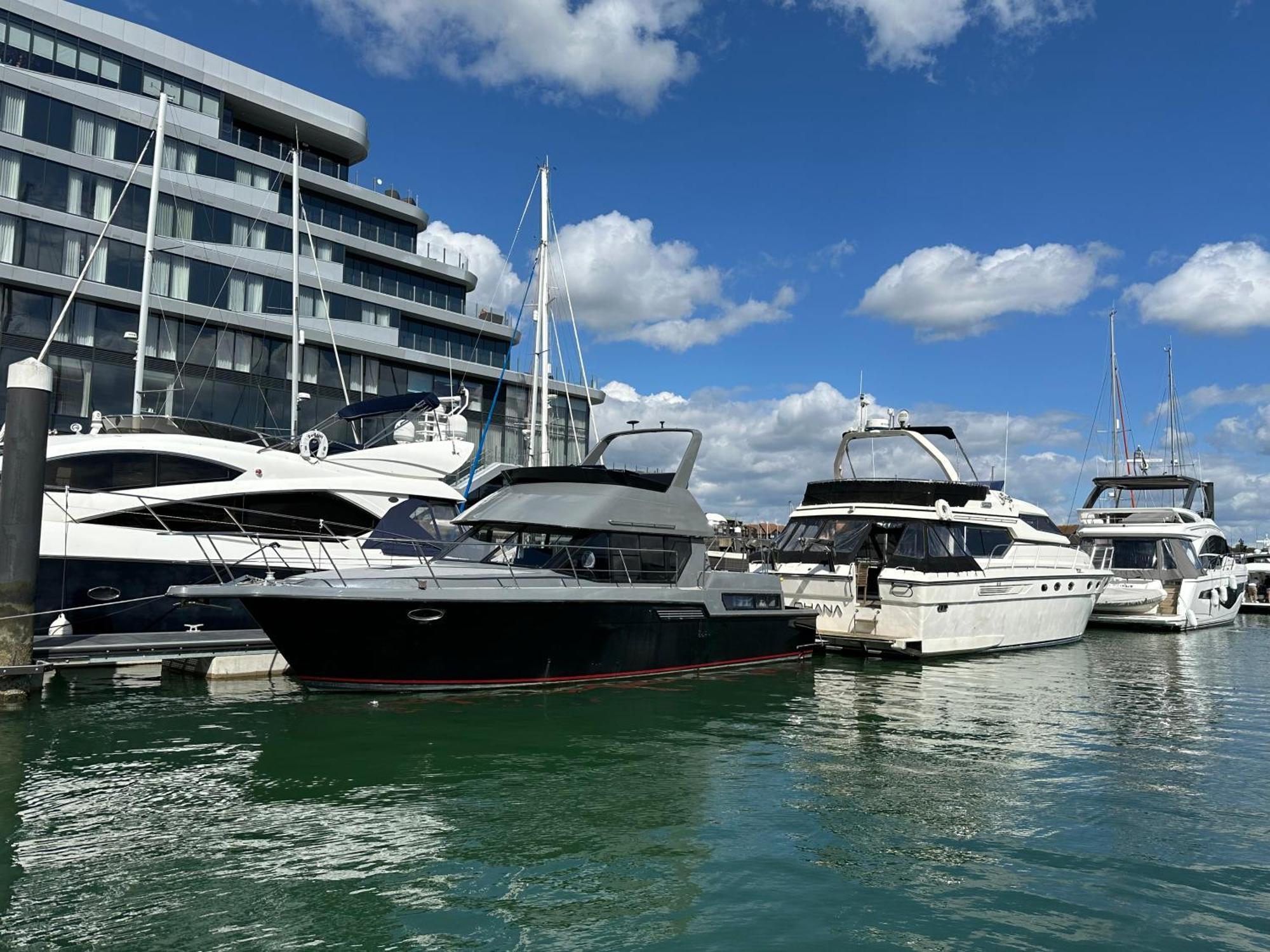 Yacht "X" - 44 Foot Modern Yacht On 5 Star Ocean Village Marina - Minutes Away From City Centre And Cruise Terminals, Free Parking ,Spa Package Available! Southampton Luaran gambar