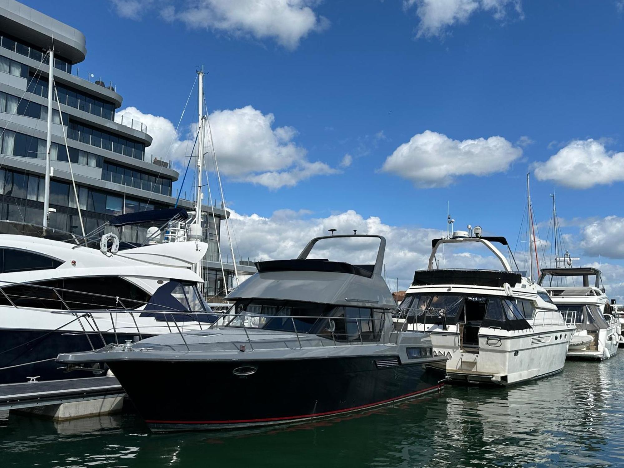 Yacht "X" - 44 Foot Modern Yacht On 5 Star Ocean Village Marina - Minutes Away From City Centre And Cruise Terminals, Free Parking ,Spa Package Available! Southampton Luaran gambar