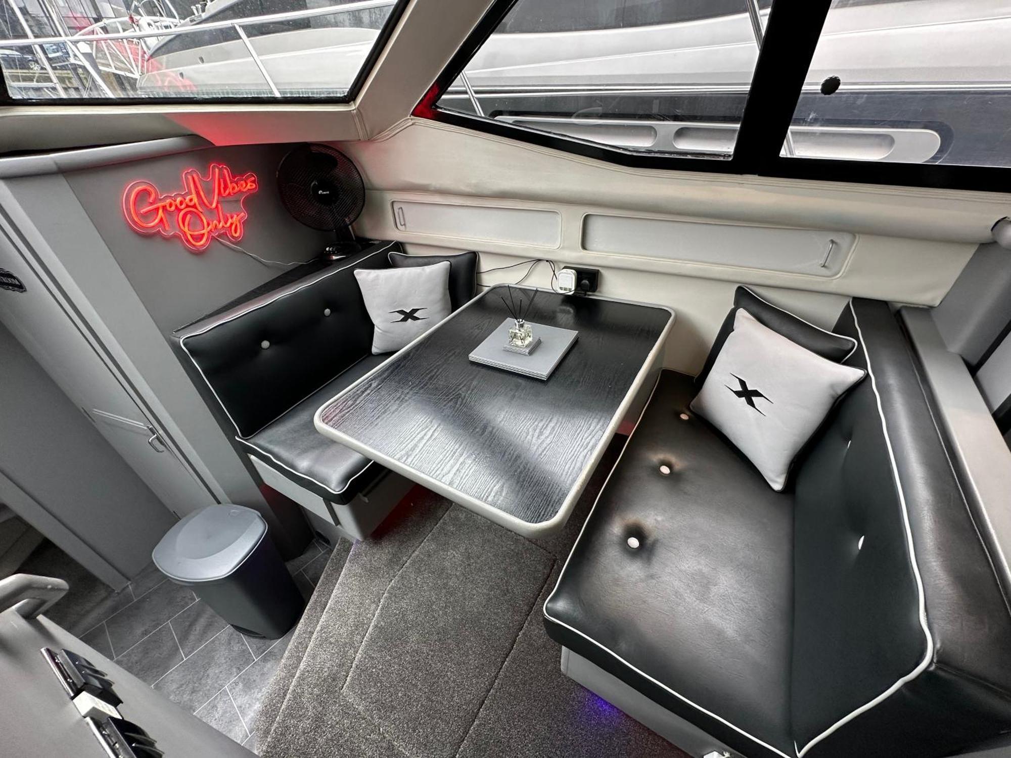 Yacht "X" - 44 Foot Modern Yacht On 5 Star Ocean Village Marina - Minutes Away From City Centre And Cruise Terminals, Free Parking ,Spa Package Available! Southampton Luaran gambar