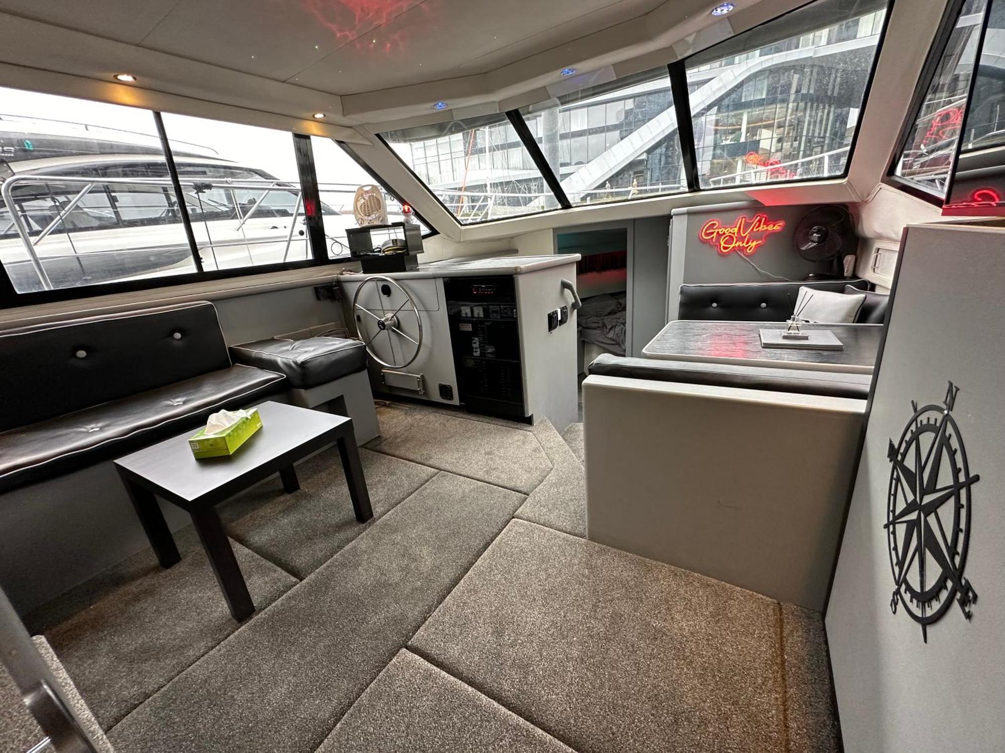 Yacht "X" - 44 Foot Modern Yacht On 5 Star Ocean Village Marina - Minutes Away From City Centre And Cruise Terminals, Free Parking ,Spa Package Available! Southampton Luaran gambar