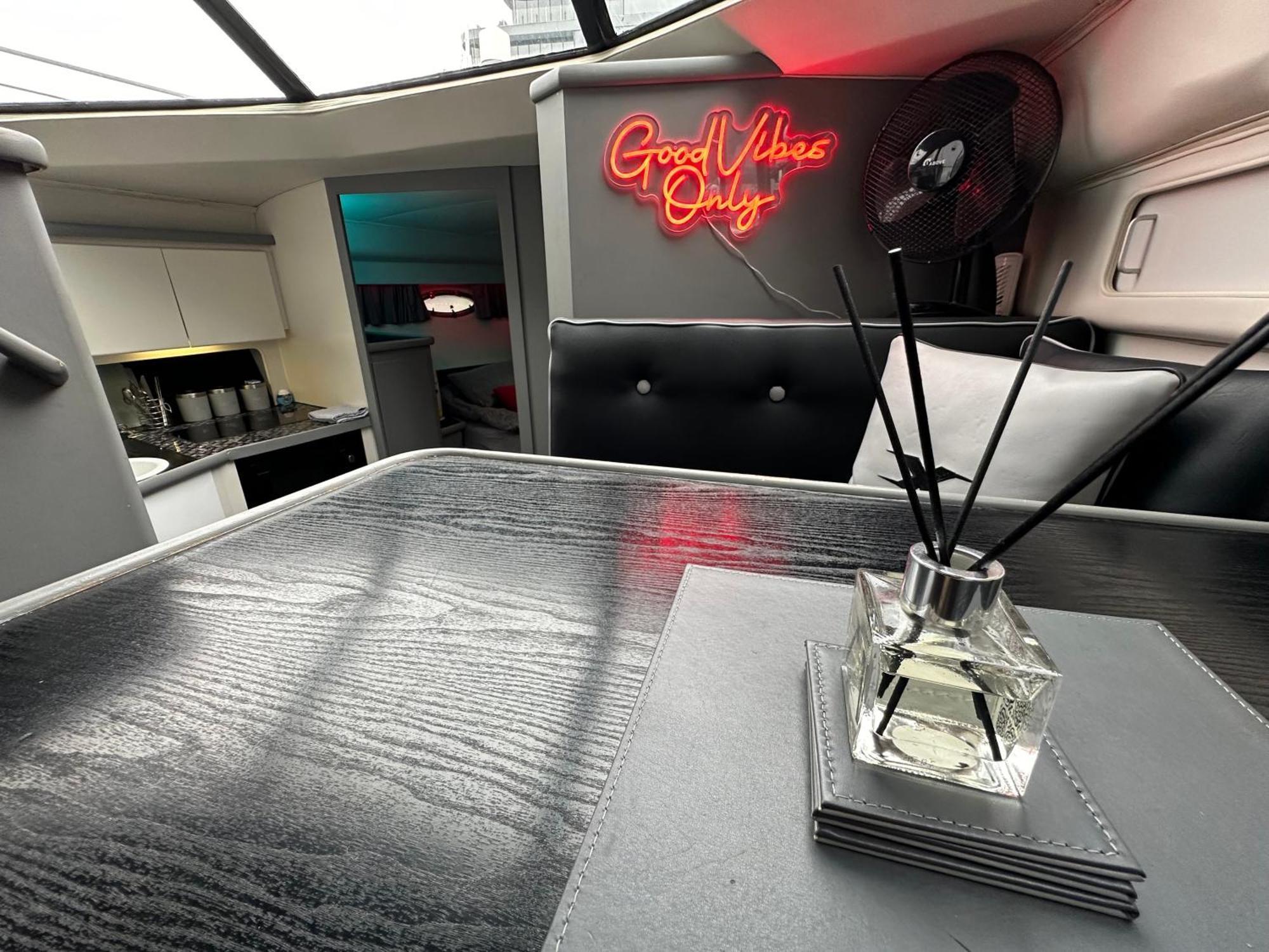 Yacht "X" - 44 Foot Modern Yacht On 5 Star Ocean Village Marina - Minutes Away From City Centre And Cruise Terminals, Free Parking ,Spa Package Available! Southampton Luaran gambar