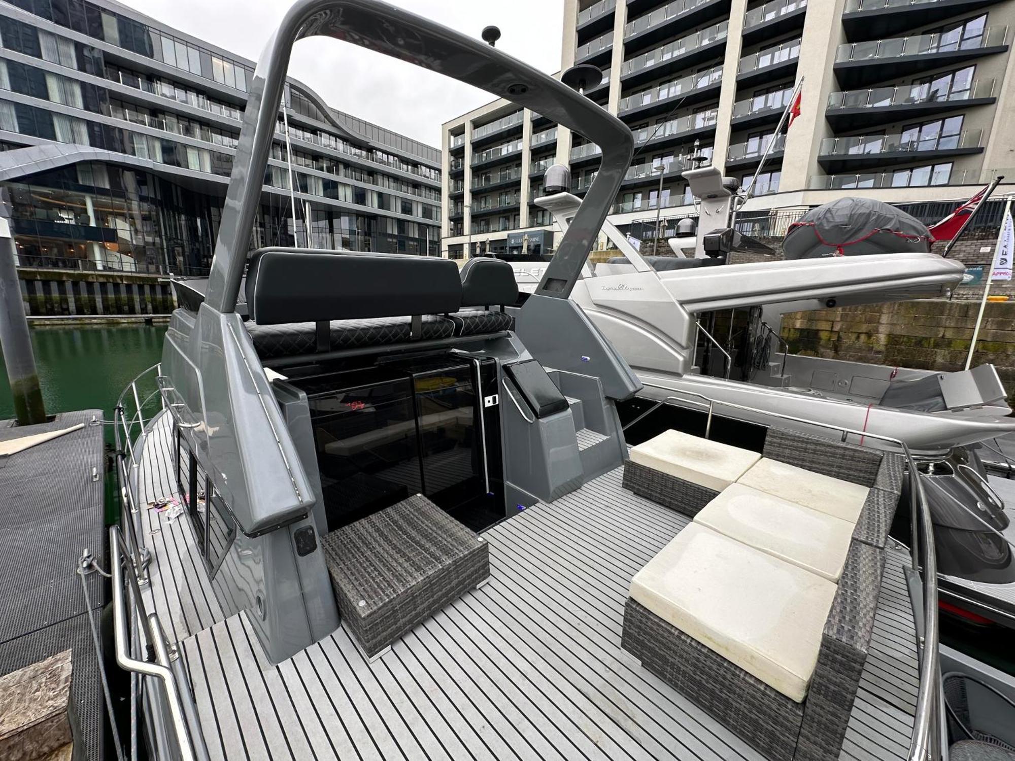 Yacht "X" - 44 Foot Modern Yacht On 5 Star Ocean Village Marina - Minutes Away From City Centre And Cruise Terminals, Free Parking ,Spa Package Available! Southampton Luaran gambar